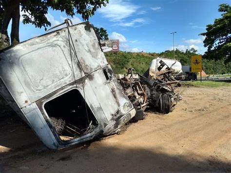 Grave Acidente Envolvendo Nibus E Carreta Deixa Feridos Na Br