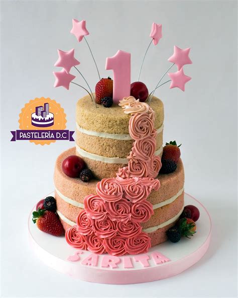 Naked cake con rosetones en degradé rosado y frutos rojos Pink ombre