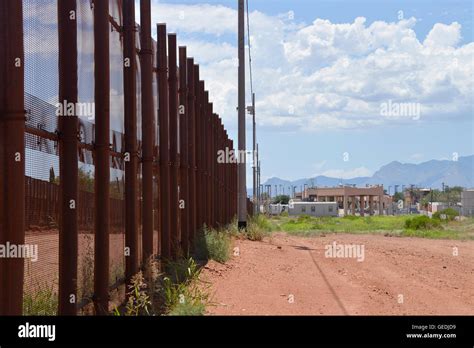 Border Between Naco Arizona Usa Fotografías E Imágenes De Alta