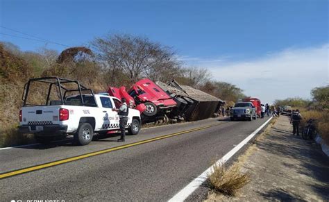 Vuelca tráiler cargado con ganado por la carretera libre Mazatlán