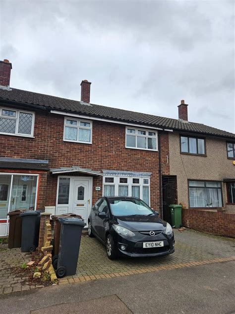 Porters Avenue Dagenham Rm9 3 Bed Terraced House £2 300 Pcm £531 Pw