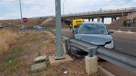 Dos Coches Chocan Y Uno De Ellos Impacta Contra El Guardarraíl En La