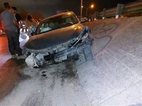 Autom Vil Queda Destrozado De La Defensa Al Chocar Contra Muro Del Paso