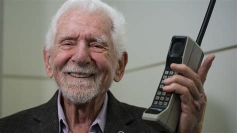 Schon 50 Jahre Her Am 3 April 1973 Führte Martin Cooper Das Erste Handy Telefonat Euronews