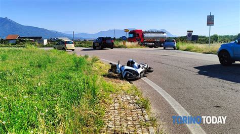 Incidente Alla Rotonda Della Porporata Di Pinerolo Auto Contro