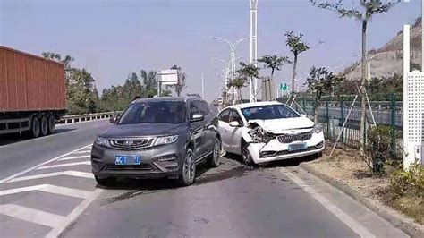 女子高速公路急刹，害得后车当场翻车！她竟振振有词说 小车