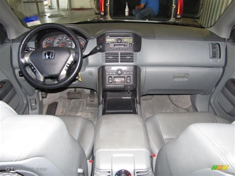 Gray Interior 2004 Honda Pilot EX-L 4WD Photo #38532227 | GTCarLot.com