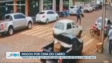 Ja Edi O Homem Sobe Em Cap De Carro Que Parou Em Cima De Faixa