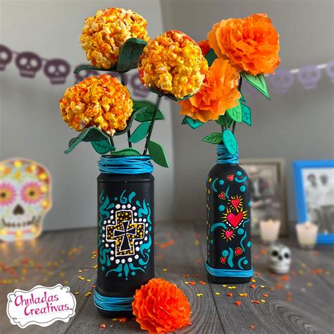 Flores de cempasúchil y floreros para el altar de día de muertos