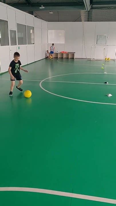 Тренировки по футболу дети мальчики 6 лет. Упражнение на работу в паре ...