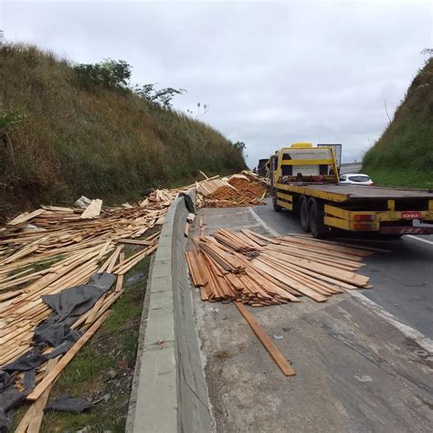 Carreta Tomba E Derrama Carga Na Pista Em Cajati SP Portal Rodonews GVR