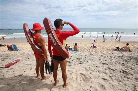 BOMBEIROS ORIENTAM BANHISTAS SOBRE SEGURANÇA NAS PRAIAS Bahia Economica