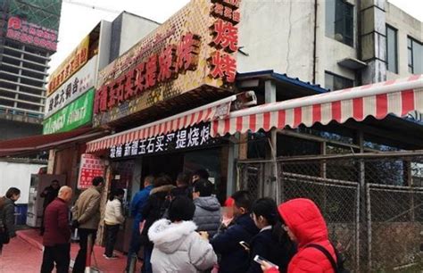 这家烧烤店“货真价实”，店员从不笑脸迎客，却一年四季排长队羊肉串笑脸长队新浪新闻