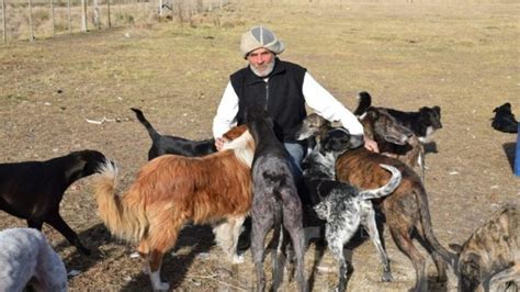 José Luís el hombre que vive con 40 perros