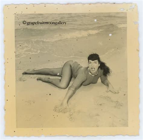 RARE BETTIE PAGE Beach Bikini Pin Up original 1954 négatif appareil