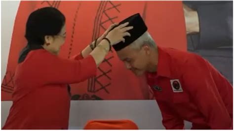 Megawati Hadiahi Ganjar Pranowo Sebuah Kopiah Hitam Setelah Umumkan