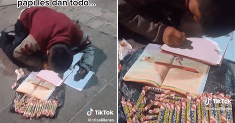 TikTok Niño vende dulces en la calle mientras hace su tarea y se hace