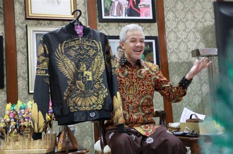 Hari Batik Nasional Ganjar Terus Inovasi Kembangkan Batik Jateng