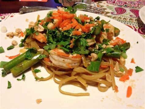 The Bluest Muse: Spicy Thai noodles with shrimp and asparagus