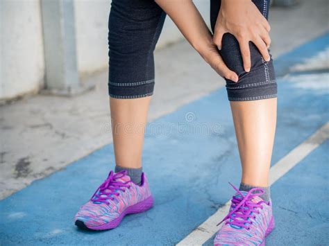 Lesão De Joelho Do Esporte Do Corredor Do Close Up Mulher Na Dor Ao