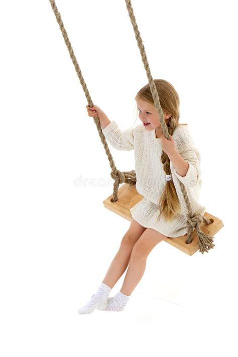 Mignonne Petite Fille Aux Cheveux Longs Assise Sur La Corde Swing Photo