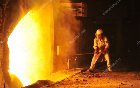 Trabajador toma una muestra en la empresa siderúrgica fotografía de