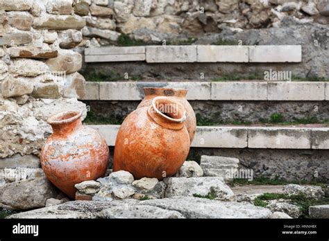 Antichi Vasi In Ceramica Vecchi Vasi Di Argilla All Esterno