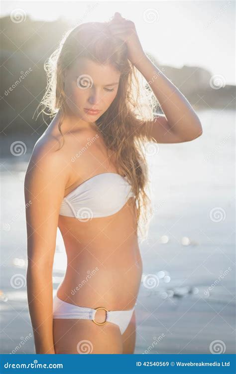 Blonde Hermoso En El Bikini Blanco En La Playa Imagen De Archivo