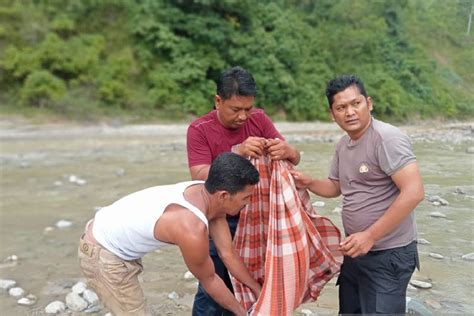 Mayat Bayi Laki Laki Ditemukan Di Aliran Sungai Diduga Sengaja Dibuang