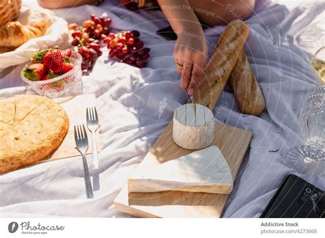 Camembert Käse in kleine Käseecken geschnitten ein lizenzfreies Stock