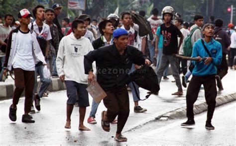 Tawuran Antar Kelompok Remaja Bersajam Resahkan Warga Lubang Buaya