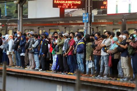 Kepadatan Stasiun Tanah Abang Saat Jam Pulang Kerja