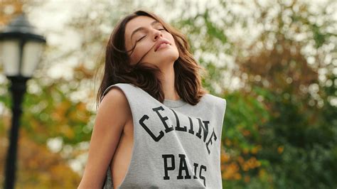 Diana Silvers Girl Model Is Closing Eyes Wearing Light Ash Color Dress