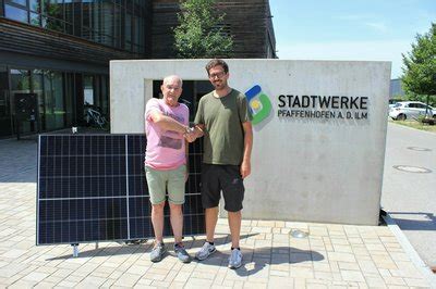 Tag der offenen Tore Stadtwerke überreichen Balkonkraftwerk