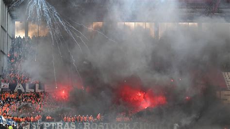 Fc St Pauli Gegen Hansa Rostock Rostock Fans Entz Nden Pyrotechnik