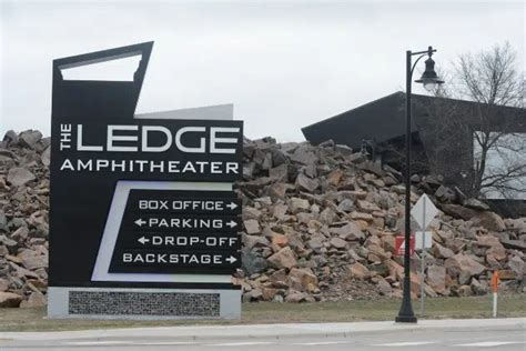 Concert Fans Embrace The Ledge Amphitheater Knsi