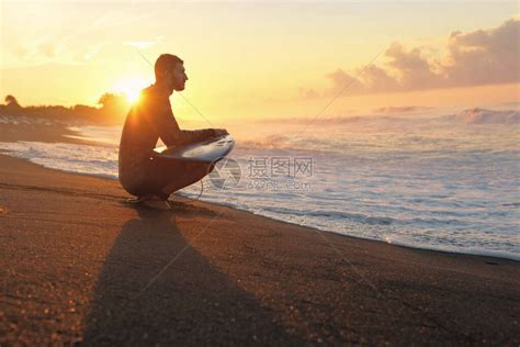 冲浪巴厘岛美丽日出时海滩上的冲浪者与冲浪板的人剪影在有吸引力的高清图片下载 正版图片506550974 摄图网