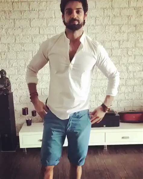 Karan Wahi Hot