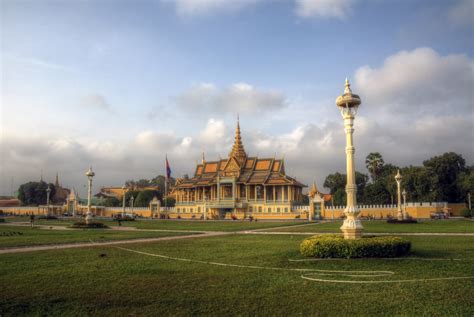 Around Royal Palace Phnom Penh Early Morning At Royal Pala Flickr