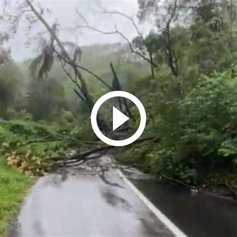 VÍDEO Trecho da BR 470 fica interditada após deslizamentos de terra na