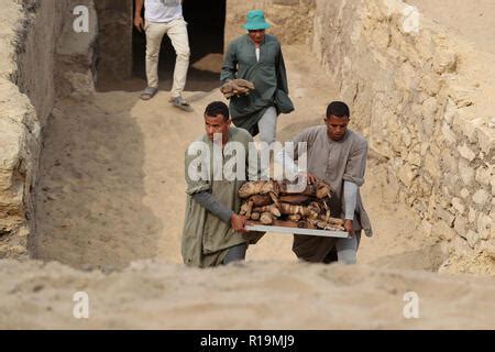 En Giza Egipto 10 Nov 2018 Los arqueólogos egipcios trabajan en el