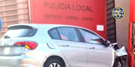 Detenido por empotrar su coche contra la comisaría de Policía Local