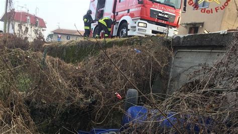 In Auto Si Ribalta E Finisce In Un Canale Salvato Dai Vigili Del Fuoco