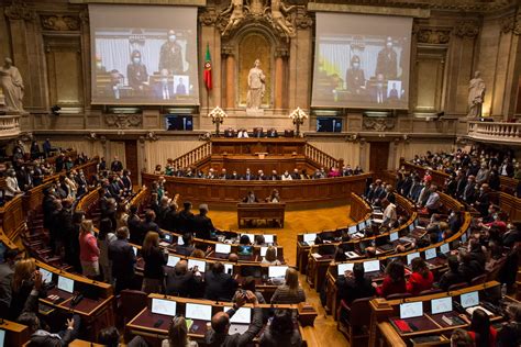 A história dos governos minoritários quem aprovou orçamentos e quanto