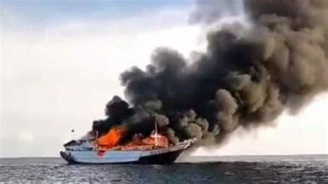 Kapal Bermuatan Karet Terbakar Di Perairan Laut Jebus ABK Selamatkan