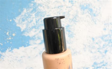 Make Over Ultra Cover Liquid Matt Foundation 05 Velvet Nude