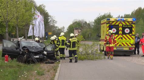 Auffahrunfall In Oelsnitz Erz Fahrer Kracht Mit 110 Km H In VW