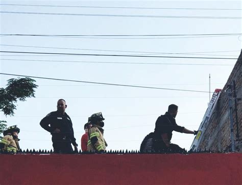 Policías evitan un suicidio sujeto pretendía tirarse de una azotea