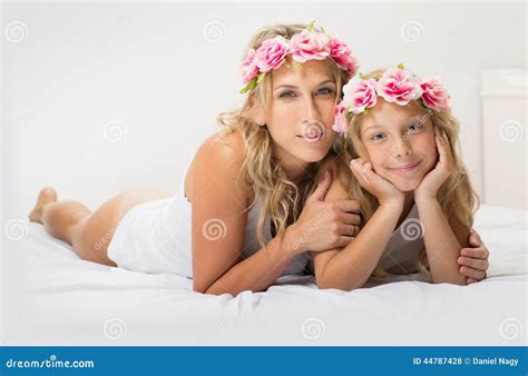 Schöne Blonde Mutter Und Tochter Zusammen Stockfoto Bild von lang mutter
