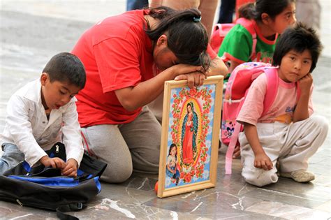 La Virgen María Intercesora Madre Y Esposa Dentro De La Familia